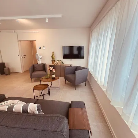 Christina's 2bed-first Floor 4 Min From Apartment Ostend