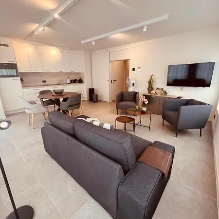 Christina's 2bed-first Floor 4 Min From Apartment Ostend